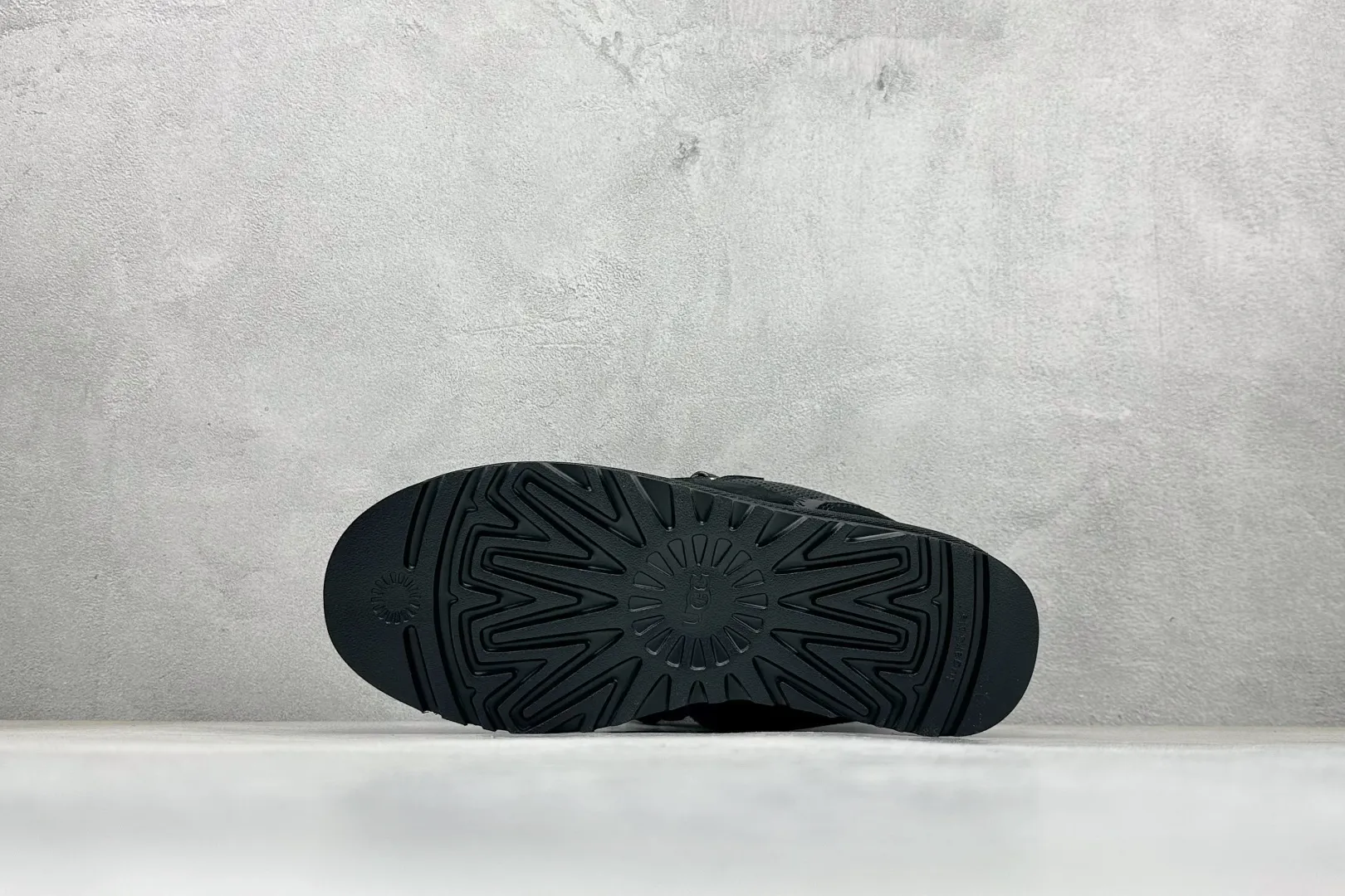 🐲💰 560 supports store UGG Mel style upper design, recycled ballistic canvas mesh, high-quality suede upper, two-color flat shoelaces. The inner material of the shoe is made of Longfeng sheep fur. Furry lining keeps warm and locks in heat. The sole material is a comfortable Treadlite by UGG EVA light wing outsole. Item number: 1144032 Size: 35-43